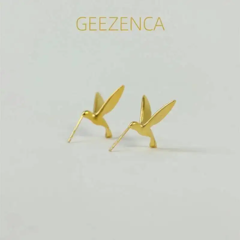 GEEZENCA 925 Серебряные 3D маленькие серьги с изображением колибри для женщин, оригинальный дизайн, креативные шикарные художественные серьги 2024, новый подарок на вечеринку
GEEZENCA 925 Серебряные 3D маленькие серьги с изображением колибри для женщин, оригинальный дизайн, креативные шикарные художественные серьги 2024, новый подарок на вечеринку