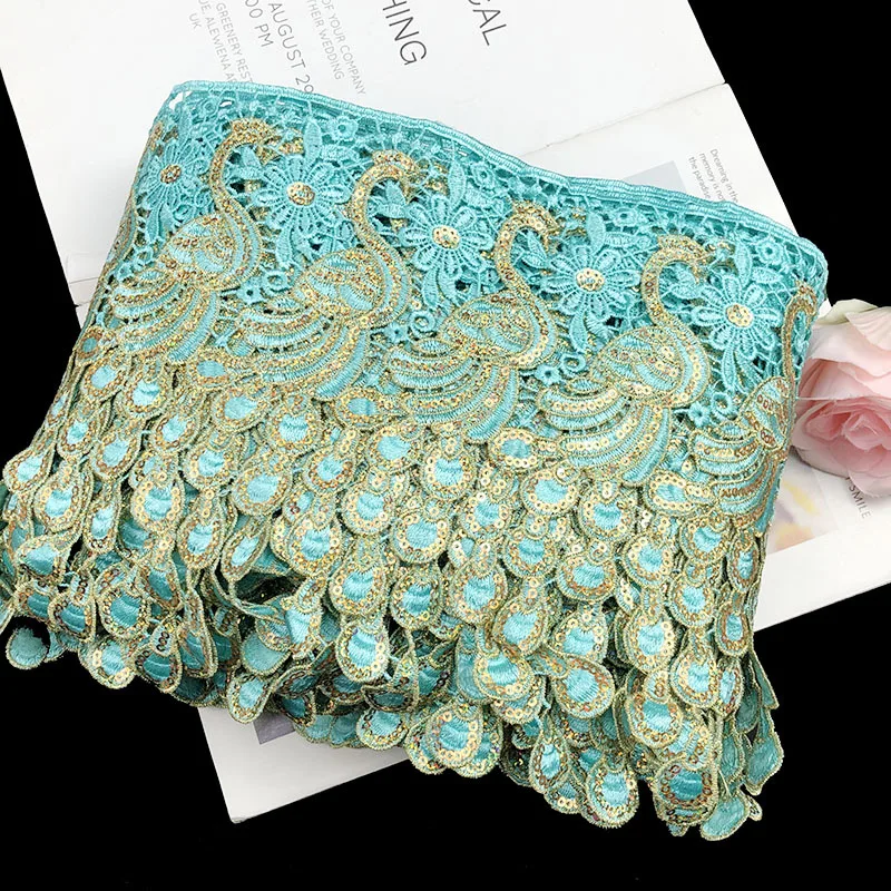 Свадебное платье шириной 2 ярда шириной 20 см, кружевная ткань, аппликация, шитье, ремесло, бирюзовое золото, вышивка павлином и блестками, кружевная отделка 
Свадебное платье шириной 2 ярда шириной 20 см, кружевная ткань, аппликация, шитье, ремесло, бирюзовое золото, вышивка павлином и блестками, кружевная отделка