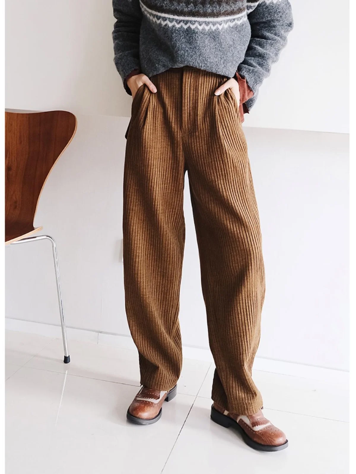 Vintage High Waist Corduroy Wide Leg Pants Pleated Design Casual Straight Cut Trousers for Women Comfortable Loose Fit Pants
Vintage High Waist Corduroy Wide Leg Pants Pleated Design Casual Straight Cut Trousers for Women Comfortable Loose Fit Pants