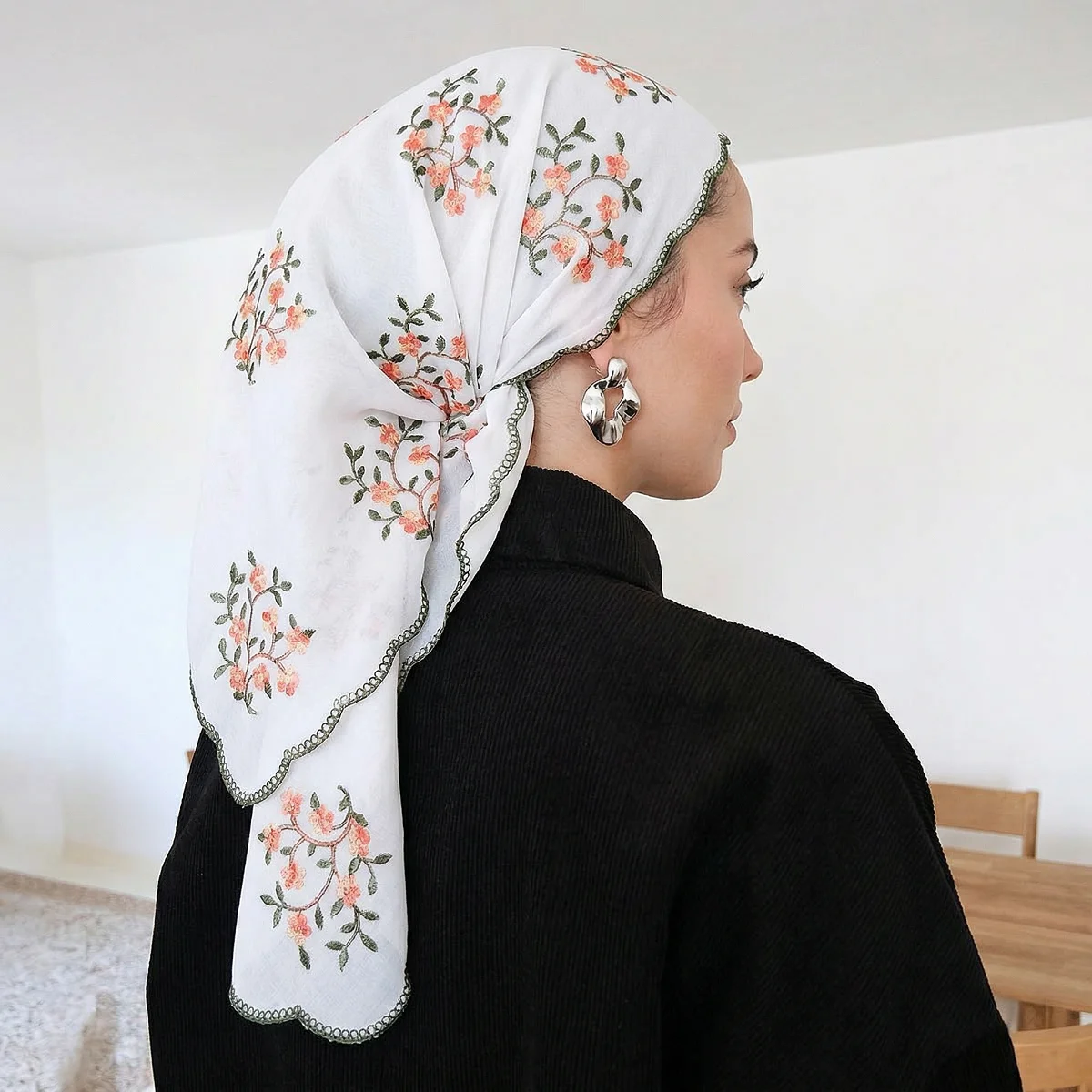 70*70cm Hit Product Flower Embroidered Square Scarf Hijab Shawls Fashion Lace Scarf Women Headscarf Floral Thin Head Wraps
70*70cm Hit Product Flower Embroidered Square Scarf Hijab Shawls Fashion Lace Scarf Women Headscarf Floral Thin Head Wraps