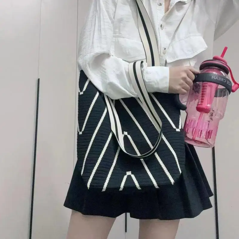 Женская сумка Niche Design Wave Shoulder Bag Большая вместимость для поездок на работу сумка сумка женская интерес트 arag torebka damska y2k Jw efa) á
Женская сумка Niche Design Wave Shoulder Bag Большая вместимость для поездок на работу сумка сумка женская интерес트 arag torebka damska y2k Jw efa) á
