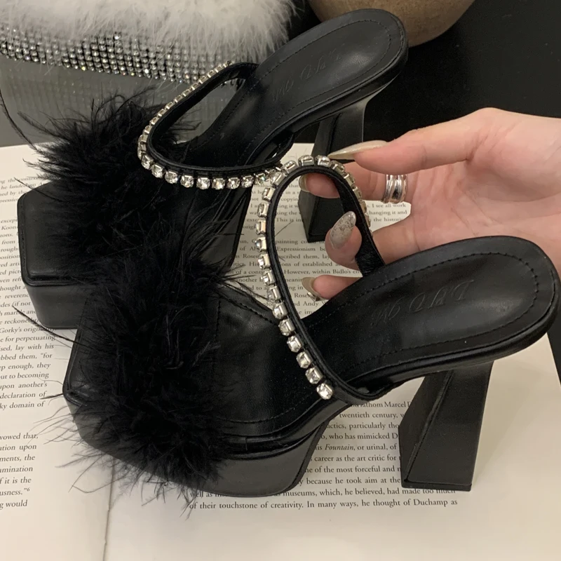 Sexy Slippers Woman Rhinestone Fluffy Feather Platform Sandals Chunky High Heels Party Nightclub Banquet Ladies Mules Shoes
Sexy Slippers Woman Rhinestone Fluffy Feather Platform Sandals Chunky High Heels Party Nightclub Banquet Ladies Mules Shoes