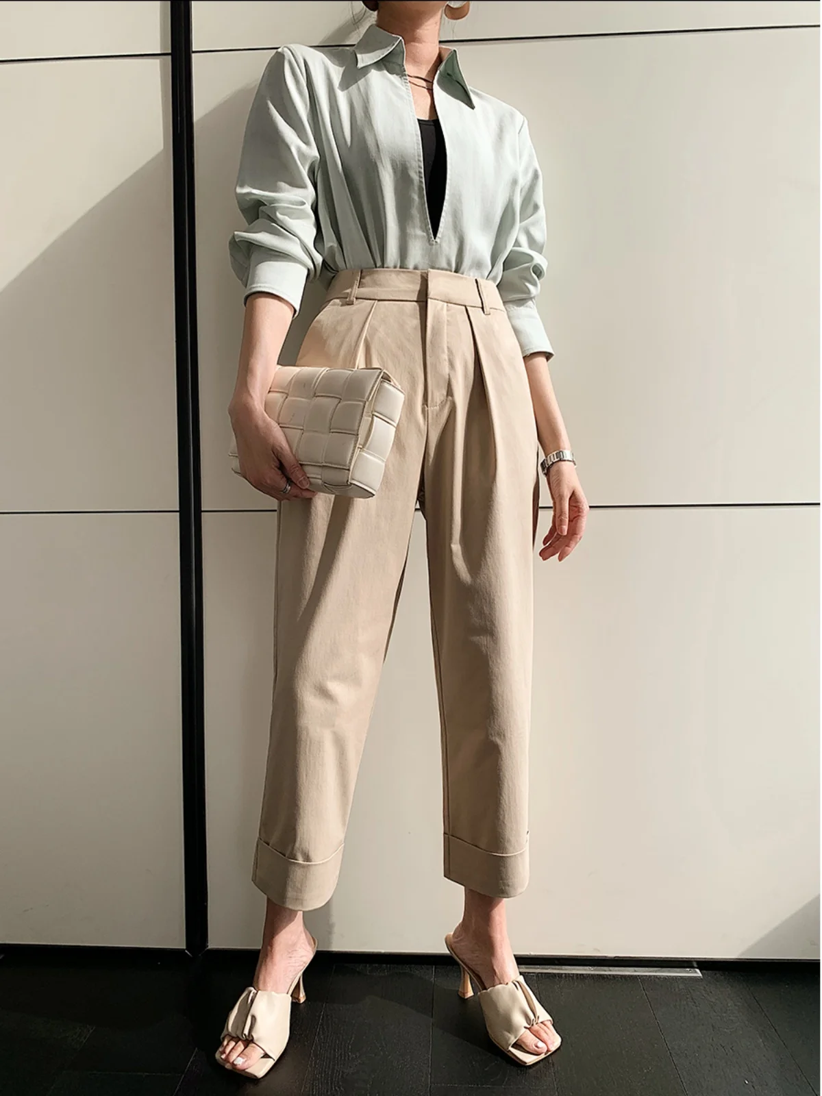 Женские повседневные брюки Duo Simple Sle, прямые, с отворотами, девять частей, новая коллекция весна-лето, модель P588, с завышенной талией
Женские повседневные брюки Duo Simple Sle, прямые, с отворотами, девять частей, новая коллекция весна-лето, модель P588, с завышенной талией