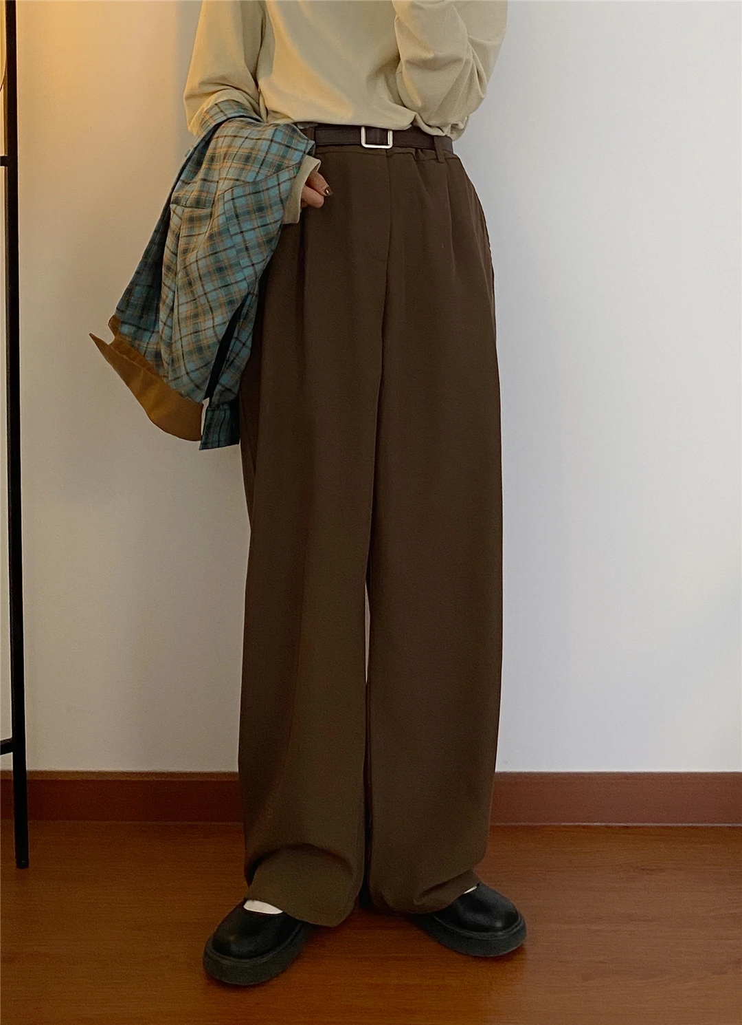 Весенне-летние тонкие мужские брюки в японском ретро-стиле, свободные прямые повседневные брюки коричневого цвета, универсальные модные драпированные брюки-чинос
Весенне-летние тонкие мужские брюки в японском ретро-стиле, свободные прямые повседневные брюки коричневого цвета, универсальные модные драпированные брюки-чинос