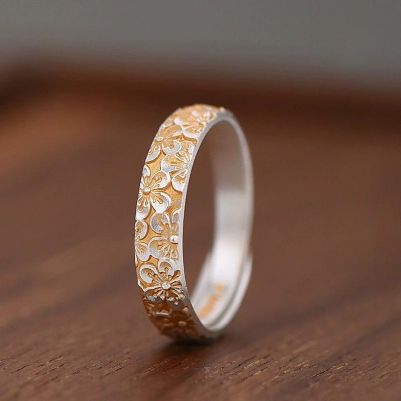 Кольцо из стерлингового серебра 925 пробы с золотой росписью и цветком сливы, женское модное легкое роскошное регулируемое кольцо на указательный палец
Кольцо из стерлингового серебра 925 пробы с золотой росписью и цветком сливы, женское модное легкое роскошное регулируемое кольцо на указательный палец