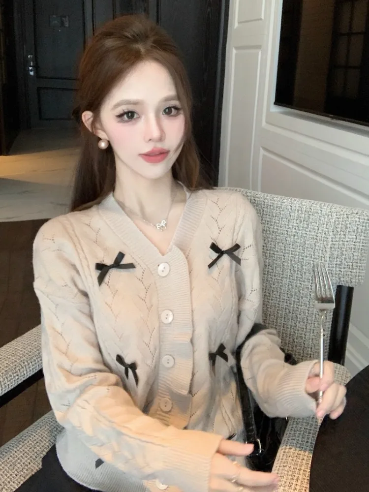 Нежный свободный вязаный кардиган в стиле Sweet Style для женщин, новинка ранней осени, с узлом, омолаживающий эффект, короткий топ с V-образным вырезом
Нежный свободный вязаный кардиган в стиле Sweet Style для женщин, новинка ранней осени, с узлом, омолаживающий эффект, короткий топ с V-образным вырезом