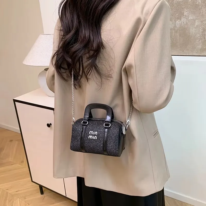 Fashionable Large Capacity Tote - Minimalist Vintage Crossbody Bag With Textured Design And Stylish Logo Detailing
Fashionable Large Capacity Tote - Minimalist Vintage Crossbody Bag With Textured Design And Stylish Logo Detailing