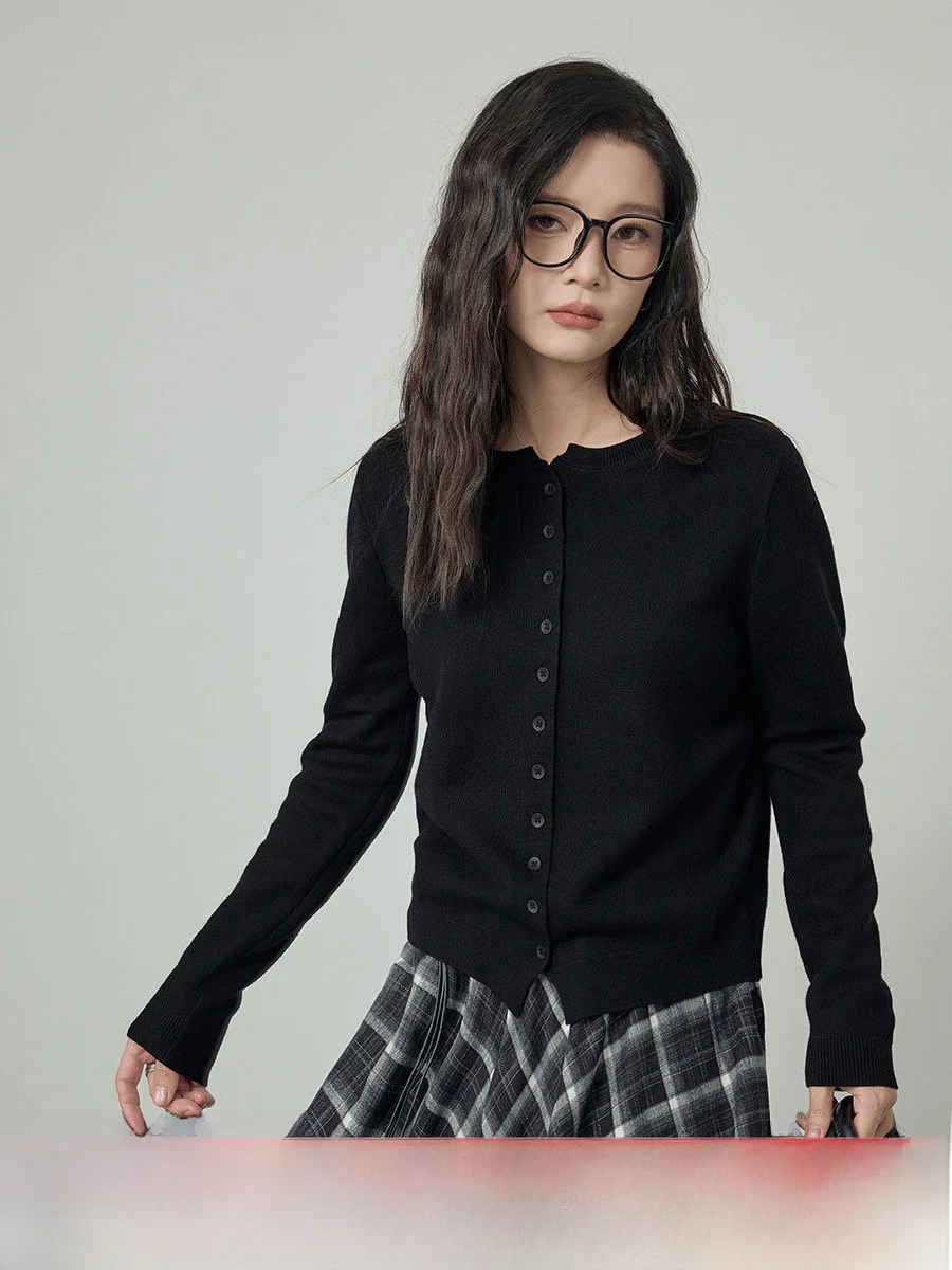 Black Long Sleeve Knitted Sweater Versatile Slimming Top Simple Style Women's Fashion Spring Season Button Closure Regular Le...
Black Long Sleeve Knitted Sweater Versatile Slimming Top Simple Style Women's Fashion Spring Season Button Closure Regular Le...