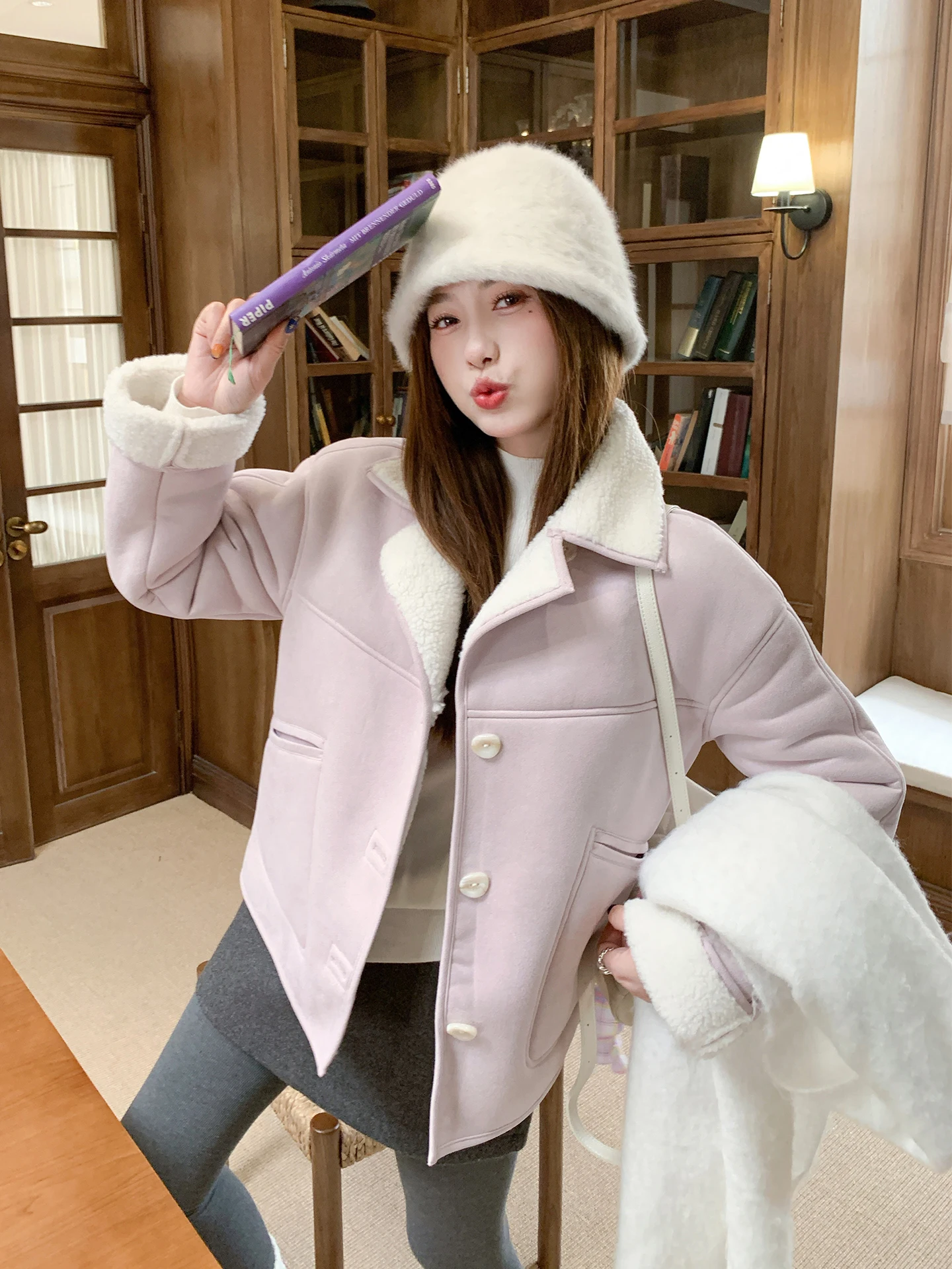 Zeng XiaoXian женское джатое фиолетовое замшевое пальто с воротником из меха ягненка, теплая хлопковая одежда, верхняя одежда из кожи и меха...
Zeng XiaoXian женское джатое фиолетовое замшевое пальто с воротником из меха ягненка, теплая хлопковая одежда, верхняя одежда из кожи и меха...