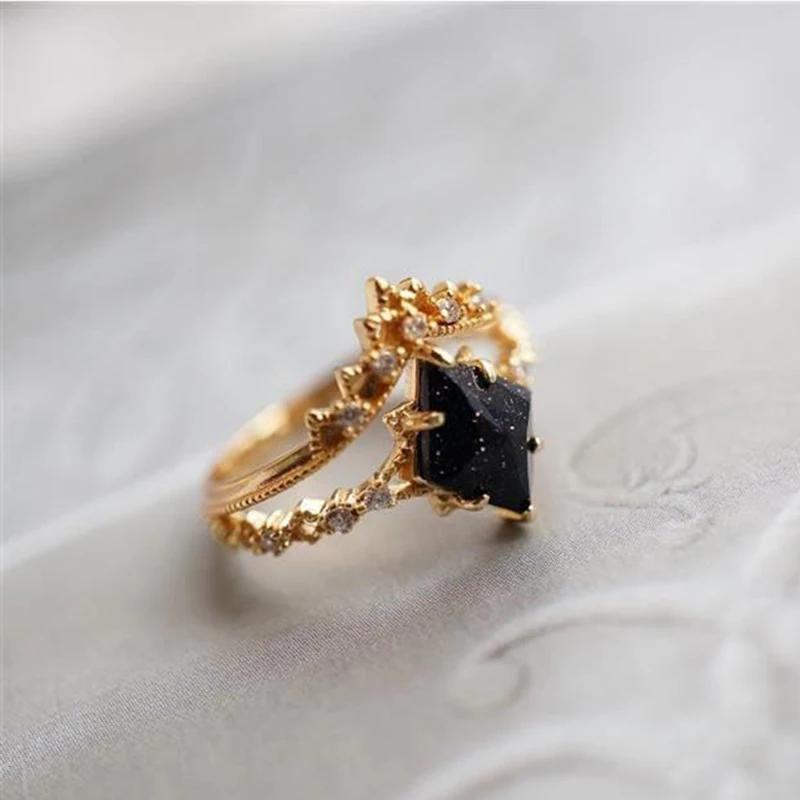 Original New Vintage Court Style Lace Blue Crystal Micro Setting Diamond Stacking Ring Gold Plated Luxury Ladies Jewelry
Original New Vintage Court Style Lace Blue Crystal Micro Setting Diamond Stacking Ring Gold Plated Luxury Ladies Jewelry