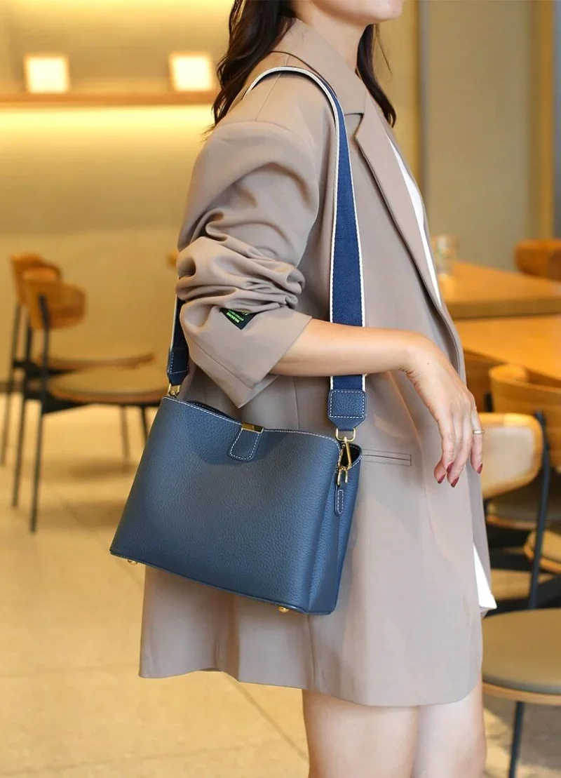 Genuine Leather Women's Crossbody Bag 2025 Summer Female Shoulder Bag Luxury Design Handbag phone makeup Bag Commuter
Genuine Leather Women's Crossbody Bag 2025 Summer Female Shoulder Bag Luxury Design Handbag phone makeup Bag Commuter