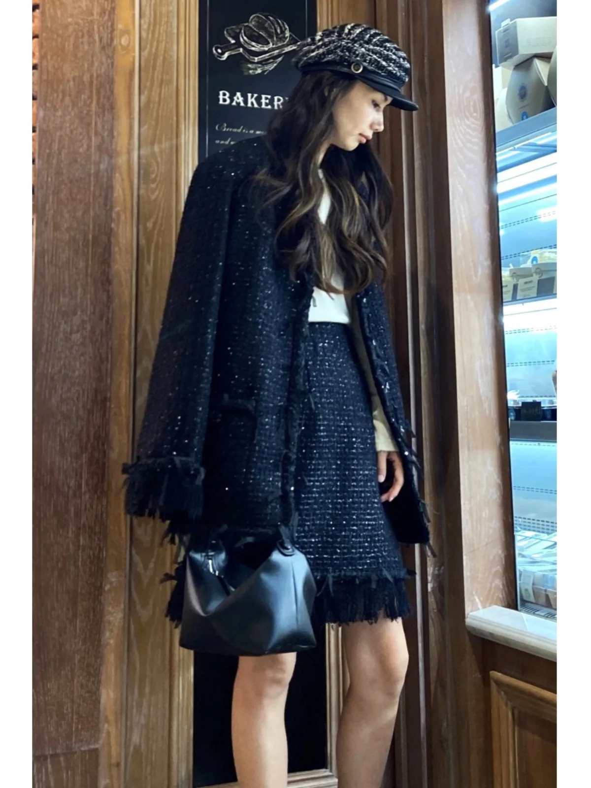 Элегантный зимний шерстяной комплект: пальто с длинными рукавами на пуговицах и юбка А-силуэта с бахромой
Элегантный зимний шерстяной комплект: пальто с длинными рукавами на пуговицах и юбка А-силуэта с бахромой