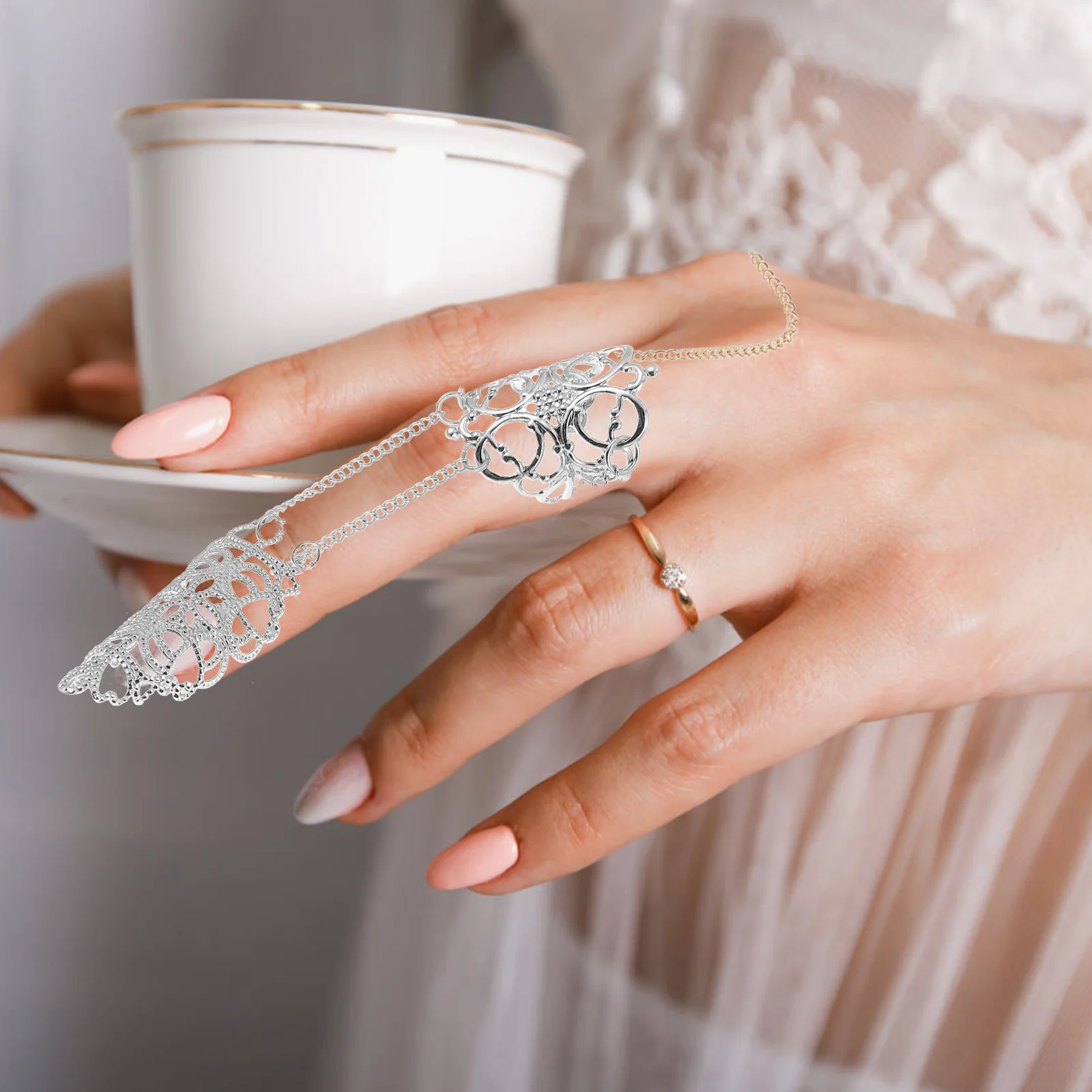 s Hollow Pattern Claw Ring for Women Vintage Gothic Metal Chain Rings Lightweight Open Design Suitable for Gifts
s Hollow Pattern Claw Ring for Women Vintage Gothic Metal Chain Rings Lightweight Open Design Suitable for Gifts