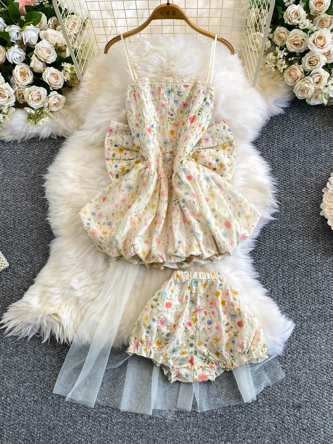 Sweet Fairy Flower Print Mesh Knot Waist Cinched Flared Skirt Set Short Pants Bubble Sleeve One Shoulder Top for Sp...
Sweet Fairy Flower Print Mesh Knot Waist Cinched Flared Skirt Set Short Pants Bubble Sleeve One Shoulder Top for Sp...