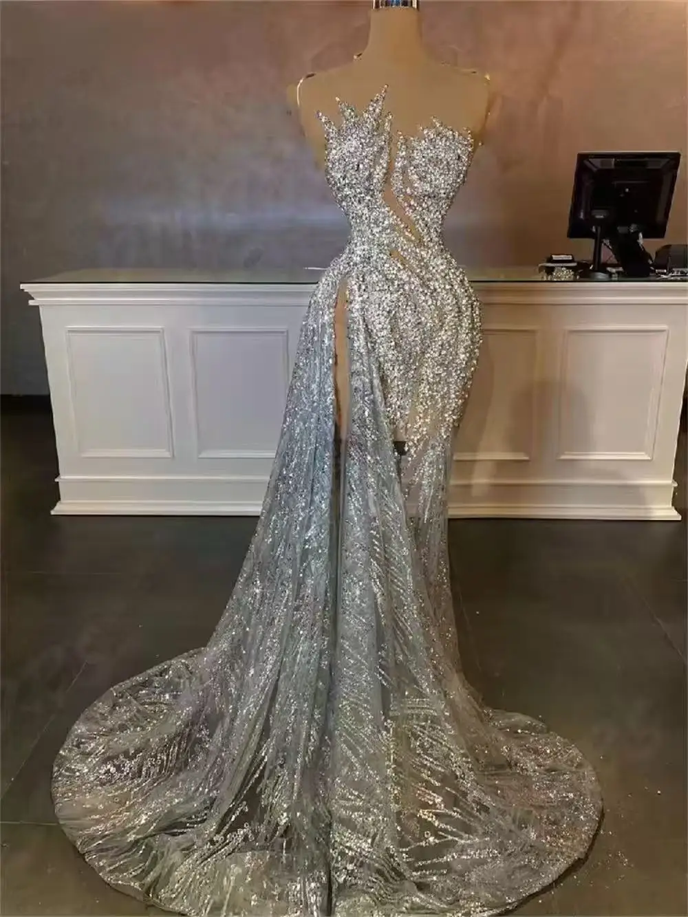 Первобелые роскошные вечерние платья русалки с блестящим V-образным вырезом без рукавов и блестками, торжественное платье для выпускного вечера с полым боковым разрезом и аппликациями из бисера
Первобелые роскошные вечерние платья русалки с блестящим V-образным вырезом без рукавов и блестками, торжественное платье для выпускного вечера с полым боковым разрезом и аппликациями из бисера