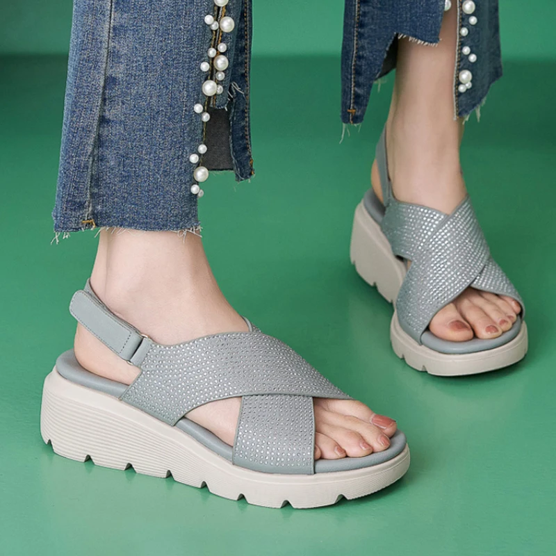 Новые сандалии 2026 года на толстой подошве, легкие, нескользящие, удобные повседневные спортивные туфли на липучке для мам, для женщин среднего и пожилого возраста, летние
Новые сандалии 2026 года на толстой подошве, легкие, нескользящие, удобные повседневные спортивные туфли на липучке для мам, для женщин среднего и пожилого возраста, летние