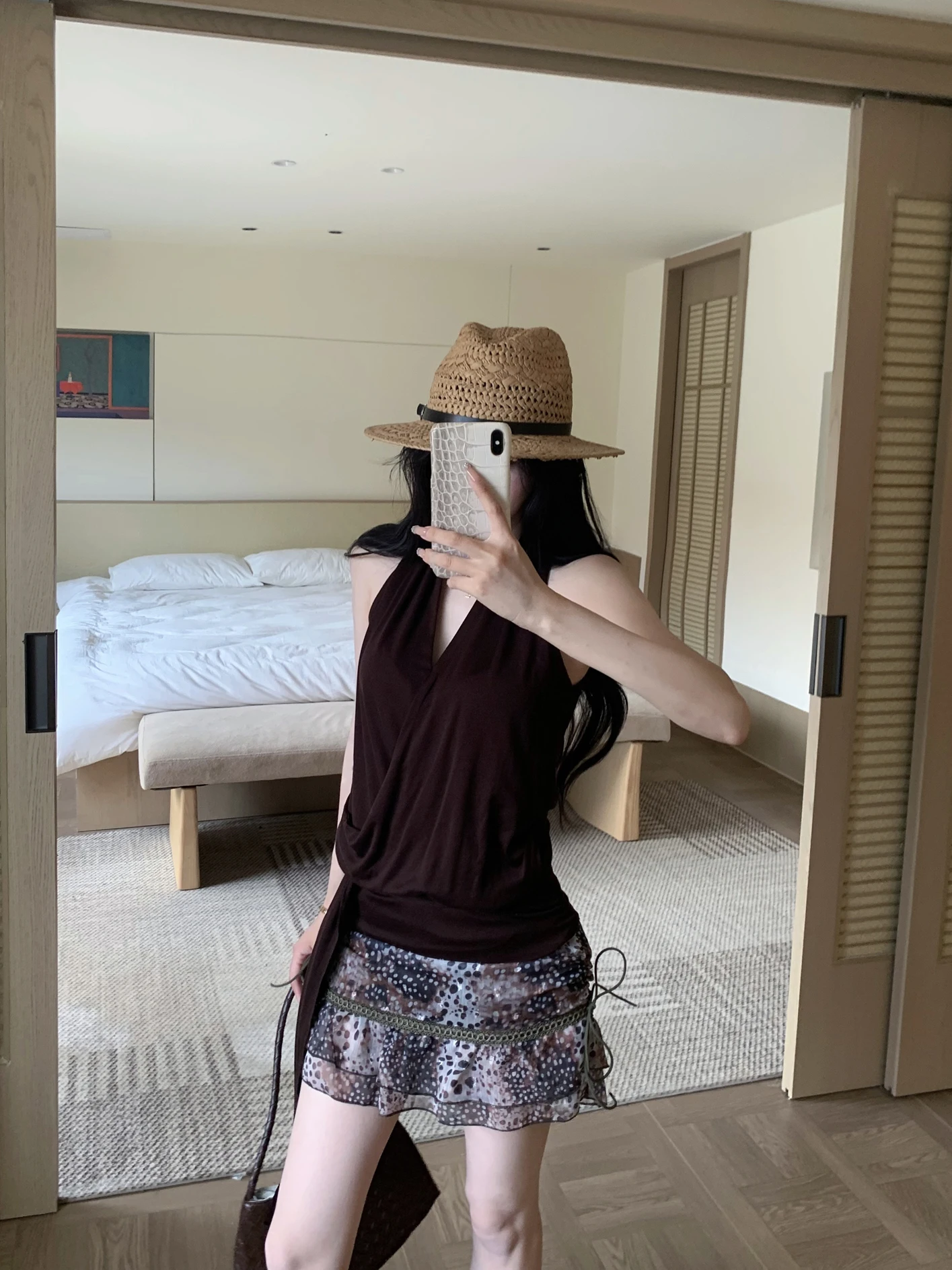 Fashionable Kumikumi Outfit with Halter Neck Vest And Skirt Leopard Print Summer Two-Piece Set for Women High Waist Design
Fashionable Kumikumi Outfit with Halter Neck Vest And Skirt Leopard Print Summer Two-Piece Set for Women High Waist Design
