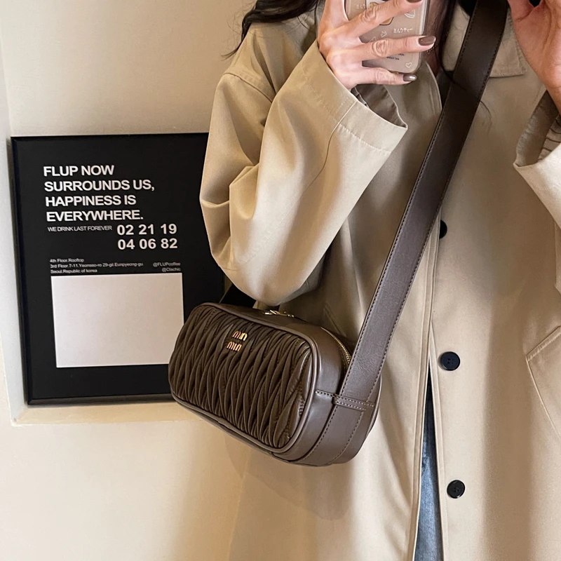 2025 SS Curated Sweet Retro Crossbody Bag, Vintage-Inspired Convertible Shoulder Purse for Women, Chic Day to Night Tote
2025 SS Curated Sweet Retro Crossbody Bag, Vintage-Inspired Convertible Shoulder Purse for Women, Chic Day to Night Tote