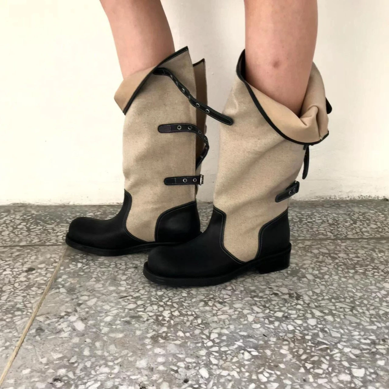 Women Retro Western Cowboy Boots Two Ways Wear Patchwork Buckle Block Heel Mid Calf Stackable Boots Casual Daily Walking
Women Retro Western Cowboy Boots Two Ways Wear Patchwork Buckle Block Heel Mid Calf Stackable Boots Casual Daily Walking