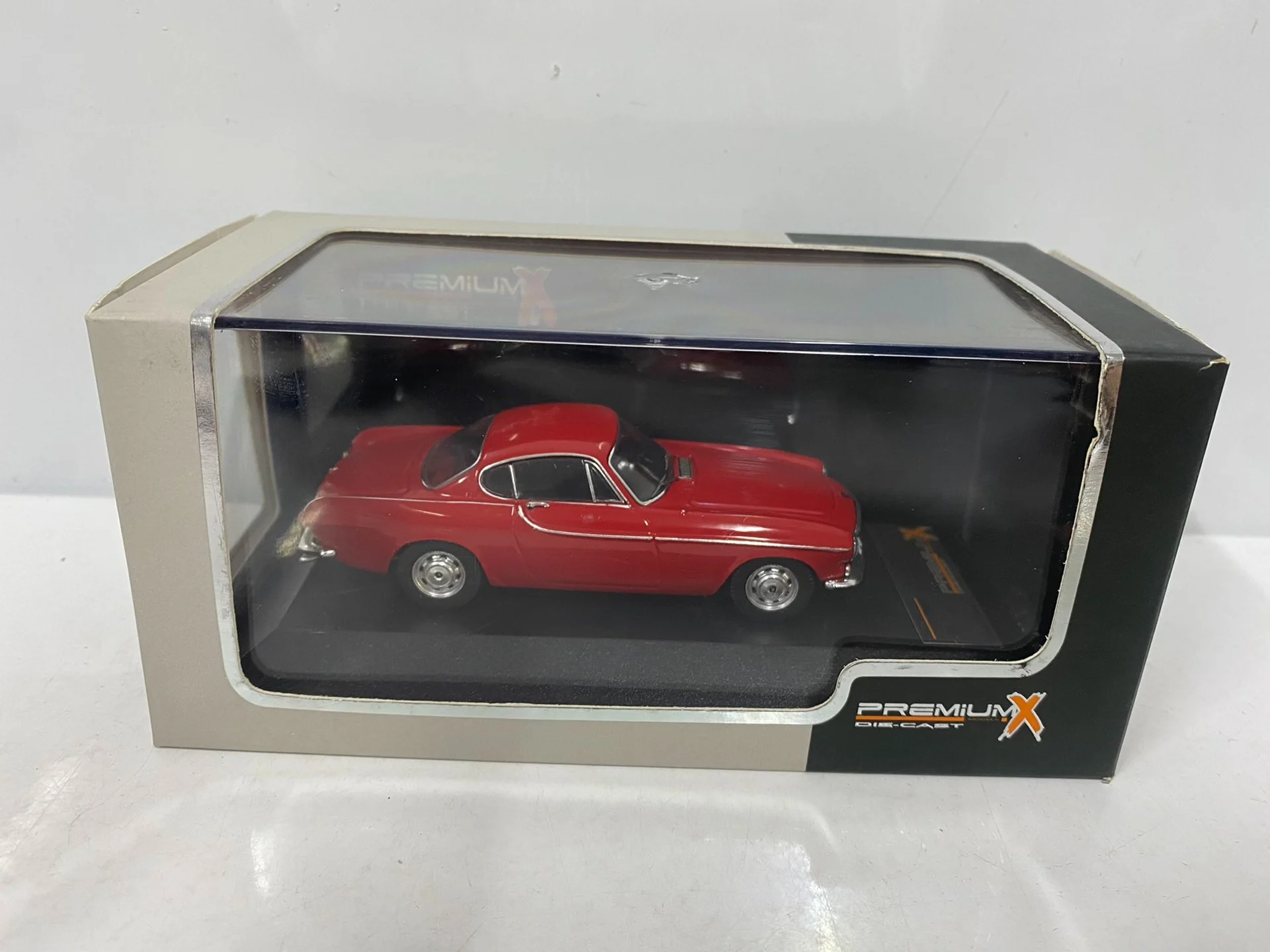 Литой под давлением Премиумкс масштаб 1/43 Volvo P1800 1965, модель автомобиля из сплава, Коллекционная игрушка, подарок, сувенир, демонстрационный орнамент
Литой под давлением Премиумкс масштаб 1/43 Volvo P1800 1965, модель автомобиля из сплава, Коллекционная игрушка, подарок, сувенир, демонстрационный орнамент