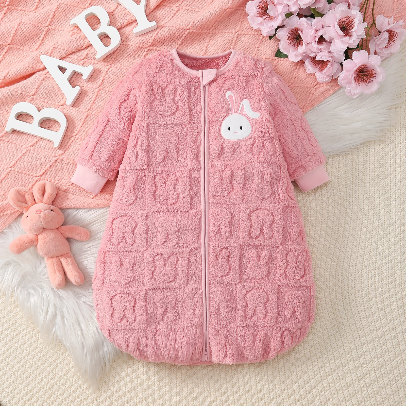 Плюшевый спальный мешок с длинными рукавами и застежкой-молнией для новорожденных кроликов Zhangzai, подходящий для милой одежды для осенних и зимних сезонов.
Плюшевый спальный мешок с длинными рукавами и застежкой-молнией для новорожденных кроликов Zhangzai, подходящий для милой одежды для осенних и зимних сезонов.