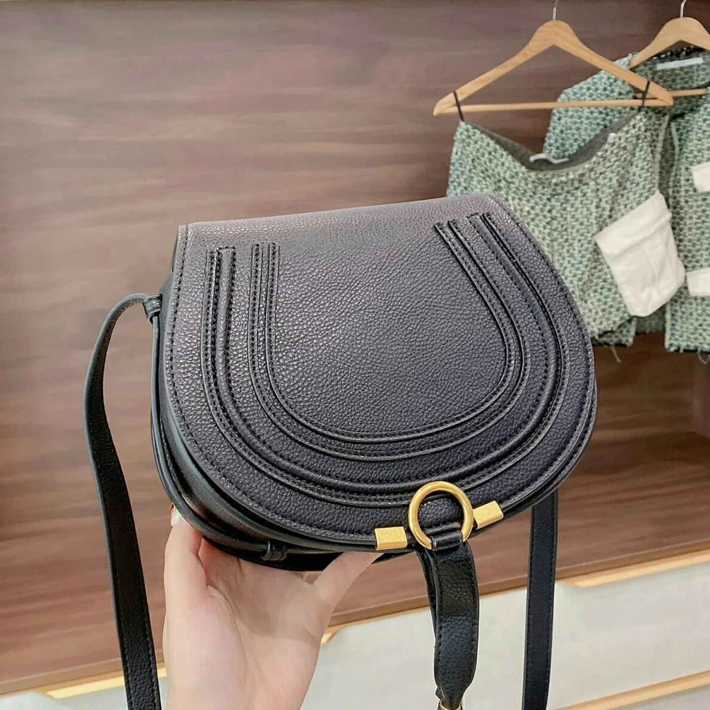 Classic Genuine Leather Saddle Bag Vintage Cowhide Crossbody Shoulder Bag Large Capacity Casual Handbag High Quality
Classic Genuine Leather Saddle Bag Vintage Cowhide Crossbody Shoulder Bag Large Capacity Casual Handbag High Quality