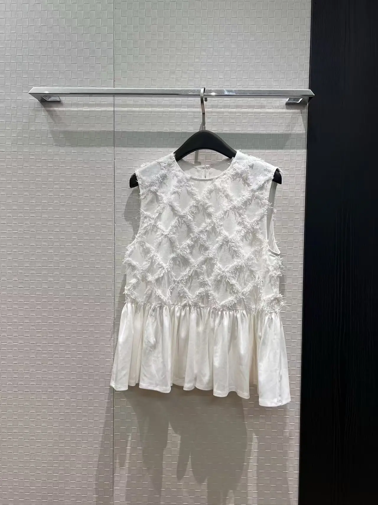 Striped fringed lace hemless sleeveless blouse with wide hem of floral pattern A-line short style princess-style top
Striped fringed lace hemless sleeveless blouse with wide hem of floral pattern A-line short style princess-style top
