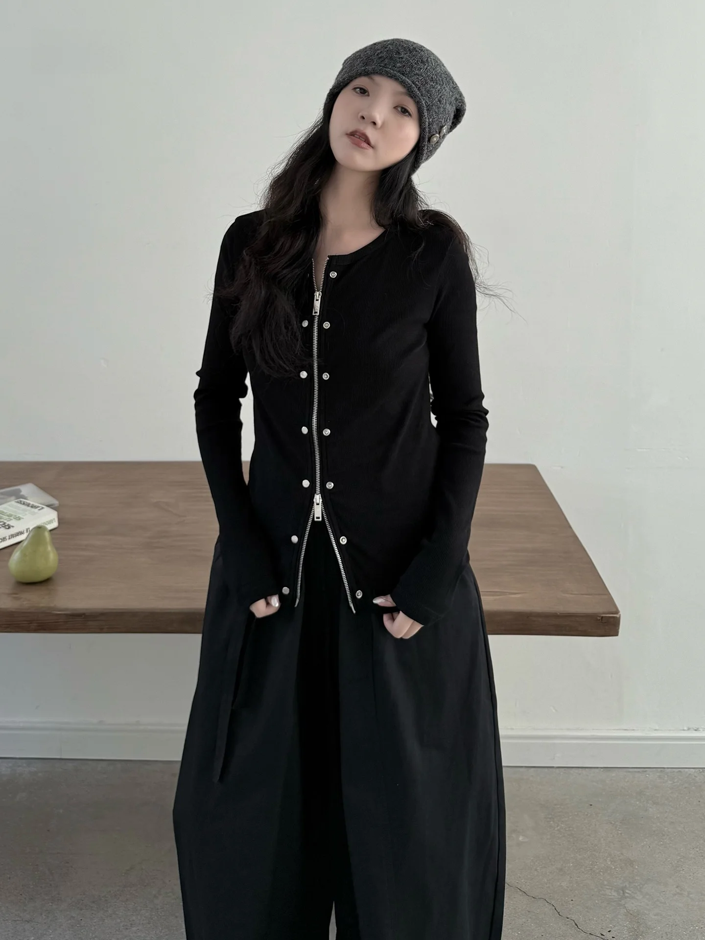 Land And Mountain Island Zhi Double Zipper Nail Knitted Base Shirt Black T-Shirt Women's Casual Waist-Cinching Long Sleeve Kn...
Land And Mountain Island Zhi Double Zipper Nail Knitted Base Shirt Black T-Shirt Women's Casual Waist-Cinching Long Sleeve Kn...