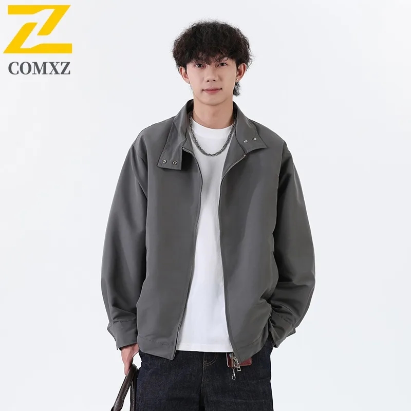 COMXZ 2025 Men Stand Collar Jacket Versatile Loose Fit Casual Fashion Coat Autumn Trendy Outerwear Street Style
COMXZ 2025 Men Stand Collar Jacket Versatile Loose Fit Casual Fashion Coat Autumn Trendy Outerwear Street Style