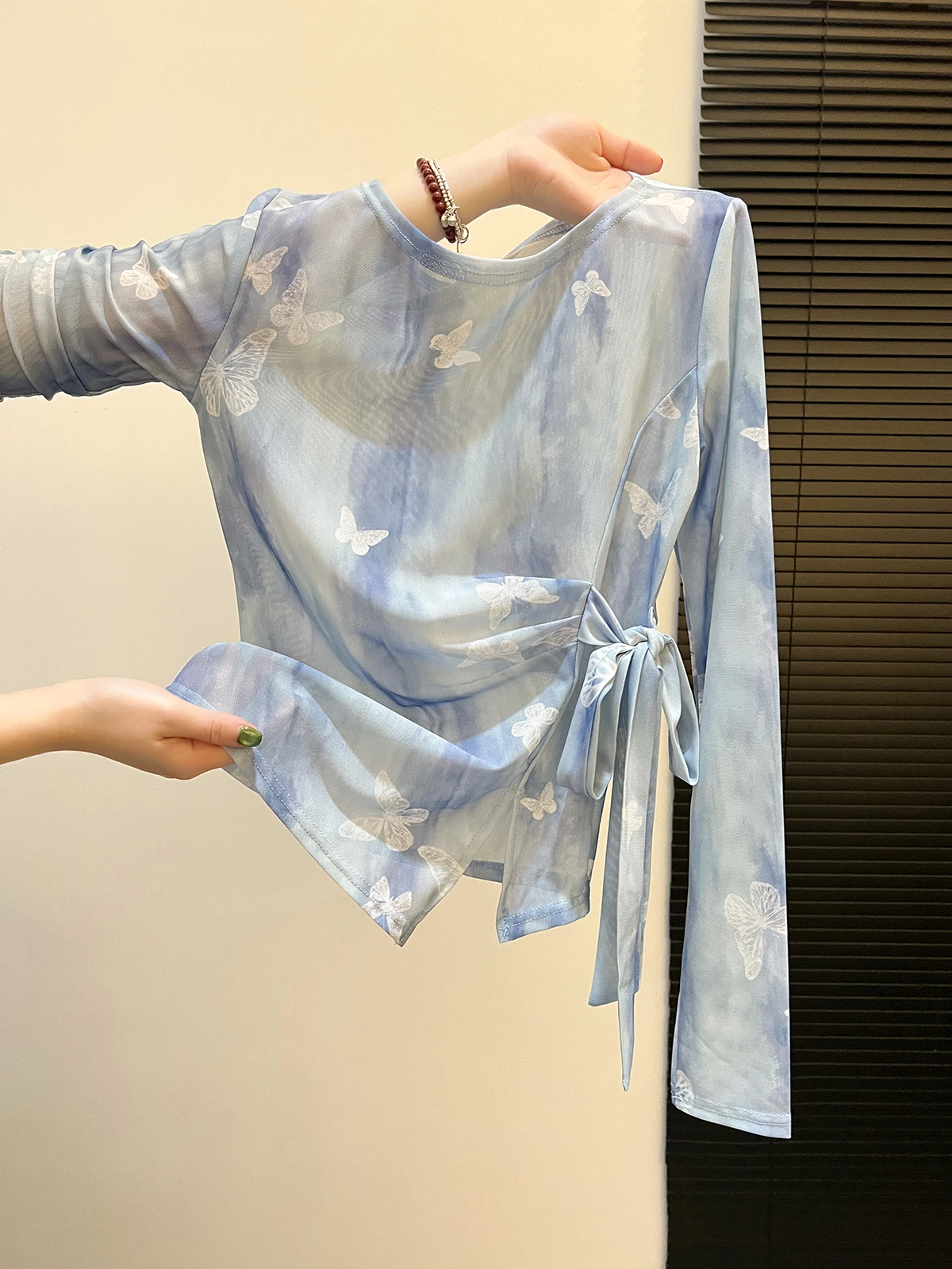 Blue Dyed Print Long Sleeve T-Shirt Women's Autumn New Style Drawstring Waist Self-Kept Mesh Commute Korean Style
Blue Dyed Print Long Sleeve T-Shirt Women's Autumn New Style Drawstring Waist Self-Kept Mesh Commute Korean Style