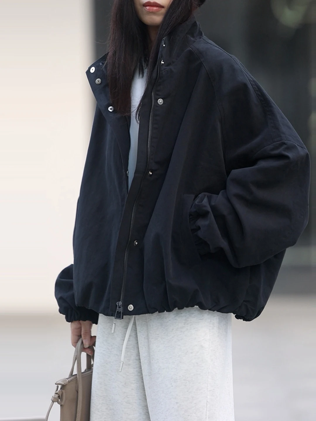 Повседневная свободная женская хлопковая куртка-ветровка 2026 года, весна-осень, новая модель, черная, с воротником-стойкой, модный топ, стройнящий силуэт
Повседневная свободная женская хлопковая куртка-ветровка 2026 года, весна-осень, новая модель, черная, с воротником-стойкой, модный топ, стройнящий силуэт