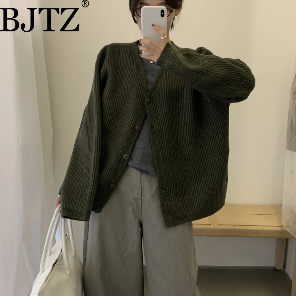 BJTZ 2025 новый женский кардиган с v-образным вырезом и поясом, свитер, куртка, теплая зимняя повседневная куртка, элегантный дизайн, высокое качество, удобный
BJTZ 2025 новый женский кардиган с v-образным вырезом и поясом, свитер, куртка, теплая зимняя повседневная куртка, элегантный дизайн, высокое качество, удобный