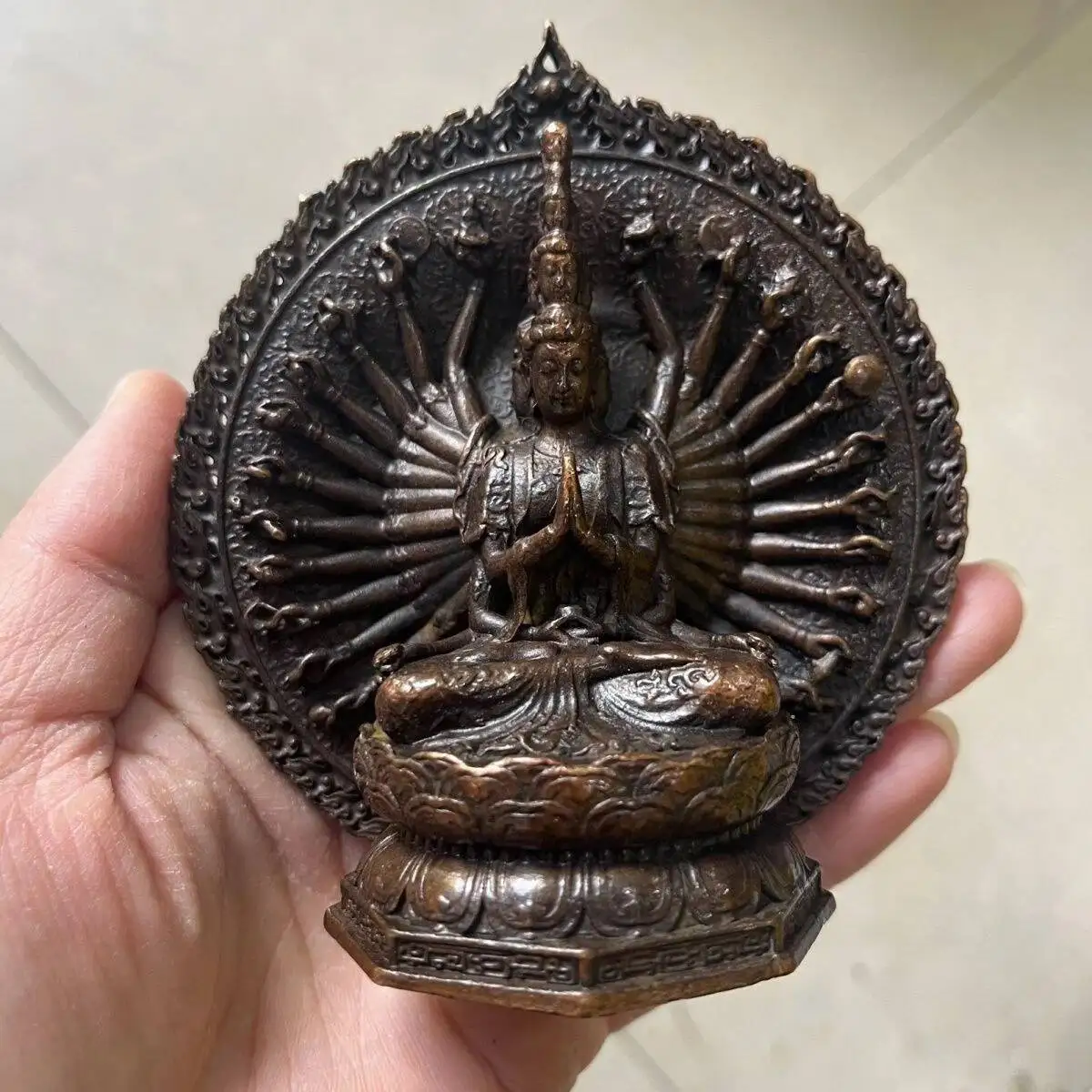 Vintage Purple Bronze Thousand-Armed Guanyin Buddha Statue Decorative Collectible
Vintage Purple Bronze Thousand-Armed Guanyin Buddha Statue Decorative Collectible