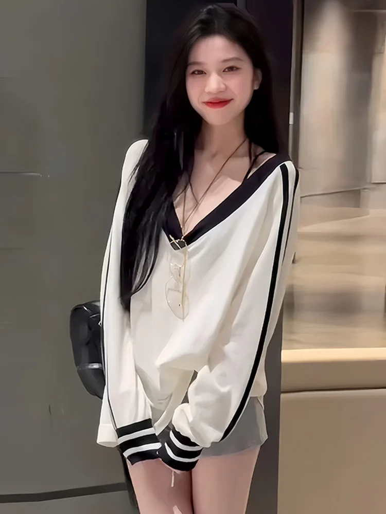 Loose Long Sleeve V-Neck White Base Shirt Versatile Early Autumn New Style Women's Fashion Casual T-Shirt Mid-Length Top
Loose Long Sleeve V-Neck White Base Shirt Versatile Early Autumn New Style Women's Fashion Casual T-Shirt Mid-Length Top