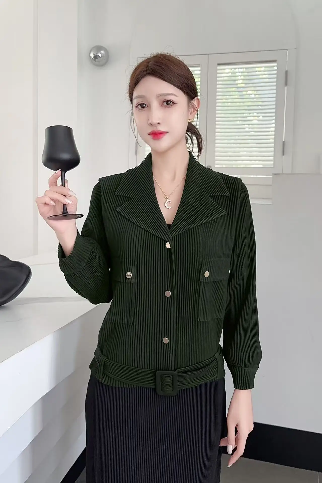 Miyake Fold 2025 осень/зима, новое однотонное складное верхнее модное большое пригородное модное складное пальто с зубной пастой для женщин со складками
Miyake Fold 2025 осень/зима, новое однотонное складное верхнее модное большое пригородное модное складное пальто с зубной пастой для женщин со складками