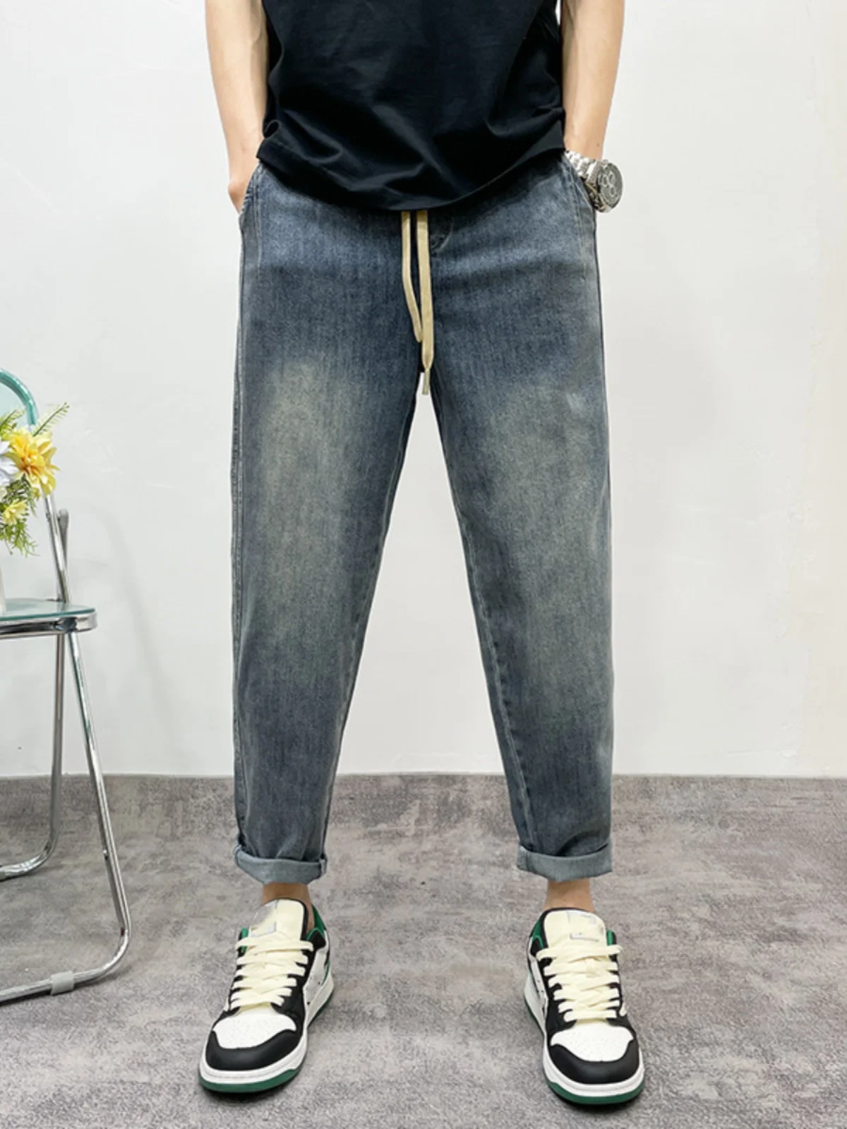 Мужские джинсы в американском ретро-стиле, весенние, модные, свободные, с эластичным поясом, повседневные, универсальные, укороченные (до щиколотки)
Мужские джинсы в американском ретро-стиле, весенние, модные, свободные, с эластичным поясом, повседневные, универсальные, укороченные (до щиколотки)