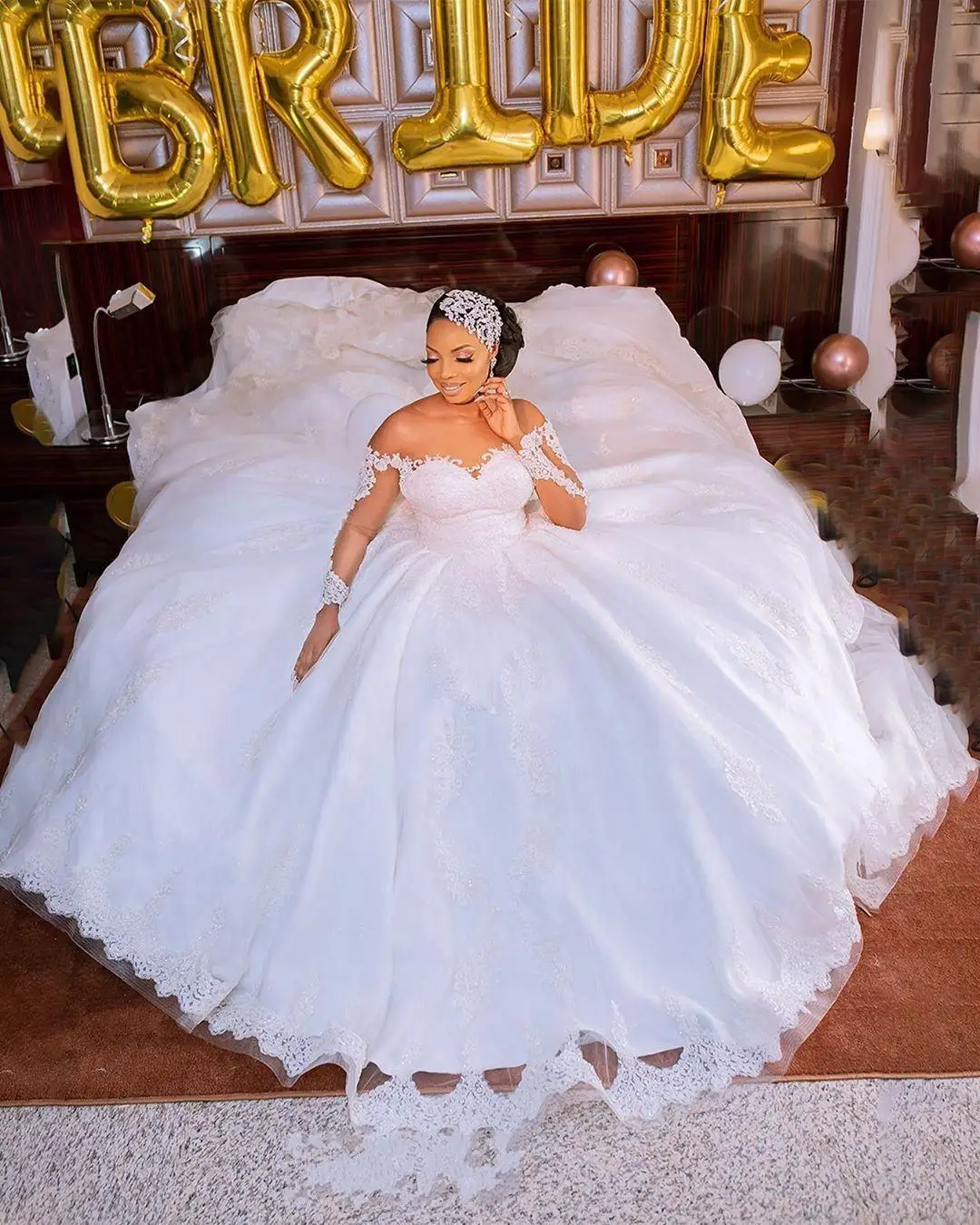 Floor Length Sleeveless Tulle Puffy Big Ball Gown Off The Shoulder Wedding Dresses With Beaded Straps
Floor Length Sleeveless Tulle Puffy Big Ball Gown Off The Shoulder Wedding Dresses With Beaded Straps