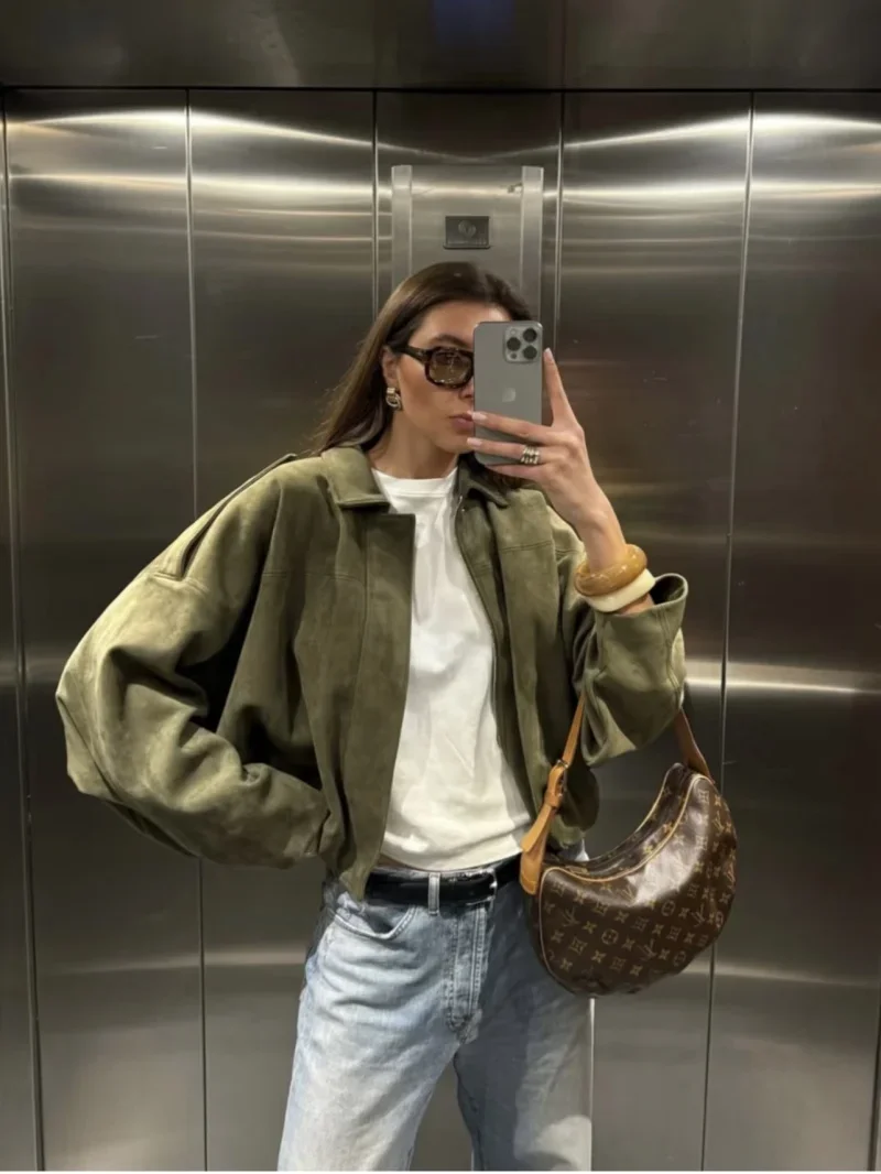 2025 Spring new women's suede texture effect Loose version of fashion lapel shoulder bomber jacket
2025 Spring new women's suede texture effect Loose version of fashion lapel shoulder bomber jacket
