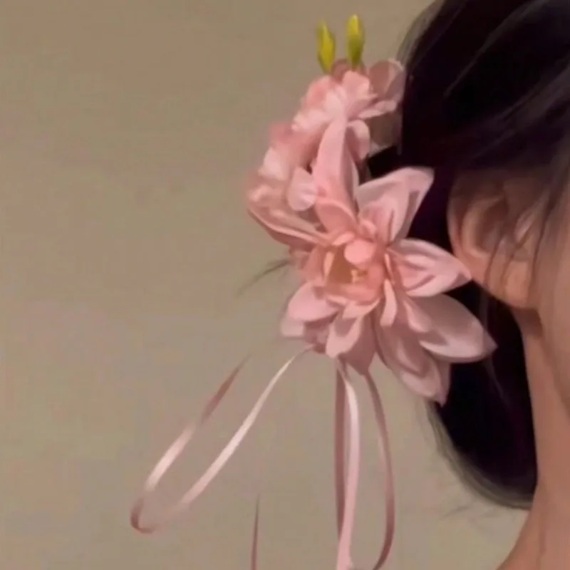 A spring date sweet flower hair clip, antique style side bangs clip, high-end feeling, broken hair clip, hair coiling tool, headwear for women
A spring date sweet flower hair clip, antique style side bangs clip, high-end feeling, broken hair clip, hair coiling tool, headwear for women