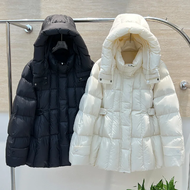 90% белая куртка-плащ с капюшоном на утином пуху, новая зимняя пуховая парка для женщин, пальто средней длины с утолщенной талией, утягивающее пальто
90% белая куртка-плащ с капюшоном на утином пуху, новая зимняя пуховая парка для женщин, пальто средней длины с утолщенной талией, утягивающее пальто