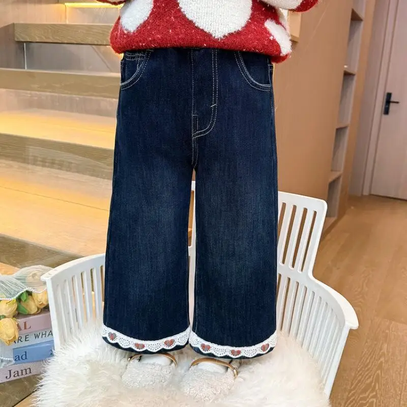 Утепленные широкие брюки для девочек, зима-осень, прямые брюки, джинсы с эластичной резинкой на талии, детская кавайная мода, новый стиль, повседневная одежда
Утепленные широкие брюки для девочек, зима-осень, прямые брюки, джинсы с эластичной резинкой на талии, детская кавайная мода, новый стиль, повседневная одежда