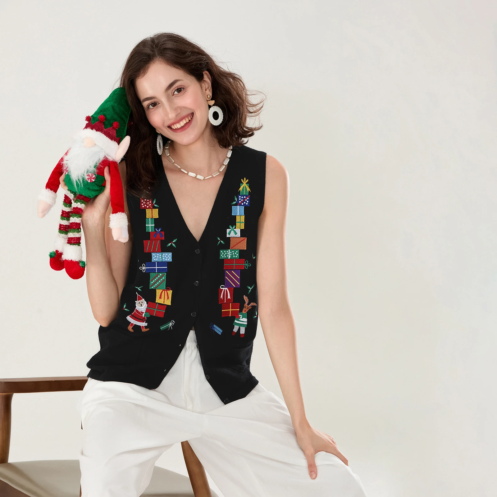 Combhasaki Women's Y2K Christmas Cartoon Embroidery Sleeveless Sweater Vest Button-down V Neck Knitwear Tank Tops with Pockets
Combhasaki Women's Y2K Christmas Cartoon Embroidery Sleeveless Sweater Vest Button-down V Neck Knitwear Tank Tops with Pockets