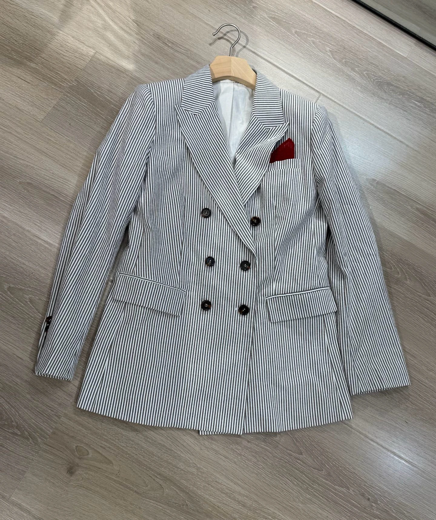 High Quality Women's B*C New Double-breasted Striped Suit Jacket with Shorts suit
High Quality Women's B*C New Double-breasted Striped Suit Jacket with Shorts suit