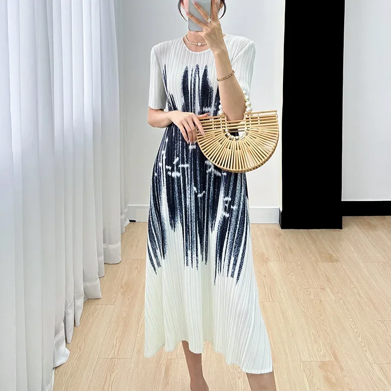 Miyake pleated dress for women 2023 summer new design creative printing fashion retro O-neck short-sleeved elegant dresses
Miyake pleated dress for women 2023 summer new design creative printing fashion retro O-neck short-sleeved elegant dresses