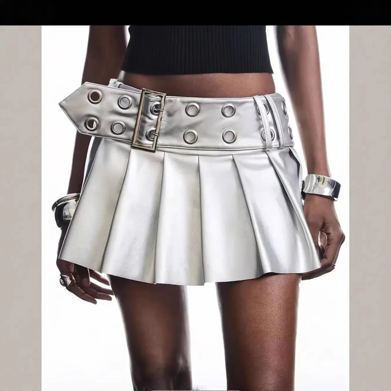 Новинка 2026 года, сексуальные серебристые короткие юбки в стиле панк с поясом для женщин, мини-плиссированные юбки из искусственной кожи Spice Girls
Новинка 2026 года, сексуальные серебристые короткие юбки в стиле панк с поясом для женщин, мини-плиссированные юбки из искусственной кожи Spice Girls