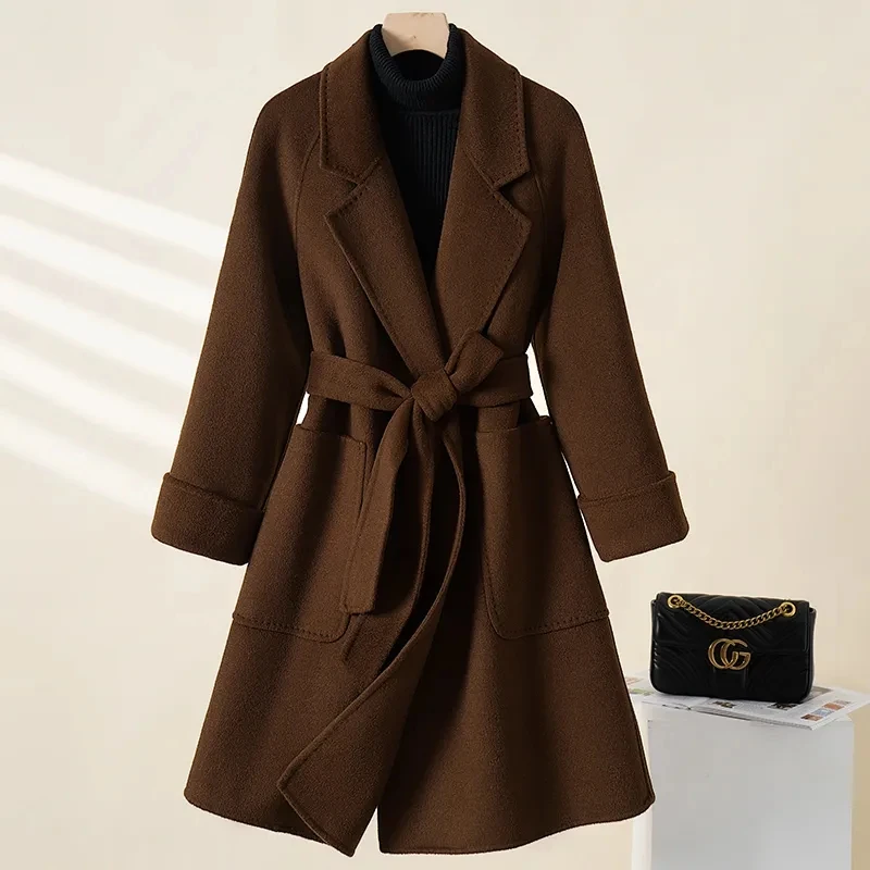 High end cashmere Coat For women Mid length 2025 Autumn Winter New Fashion Temperament Slim Woolen Coats With belt Overcoat
High end cashmere Coat For women Mid length 2025 Autumn Winter New Fashion Temperament Slim Woolen Coats With belt Overcoat