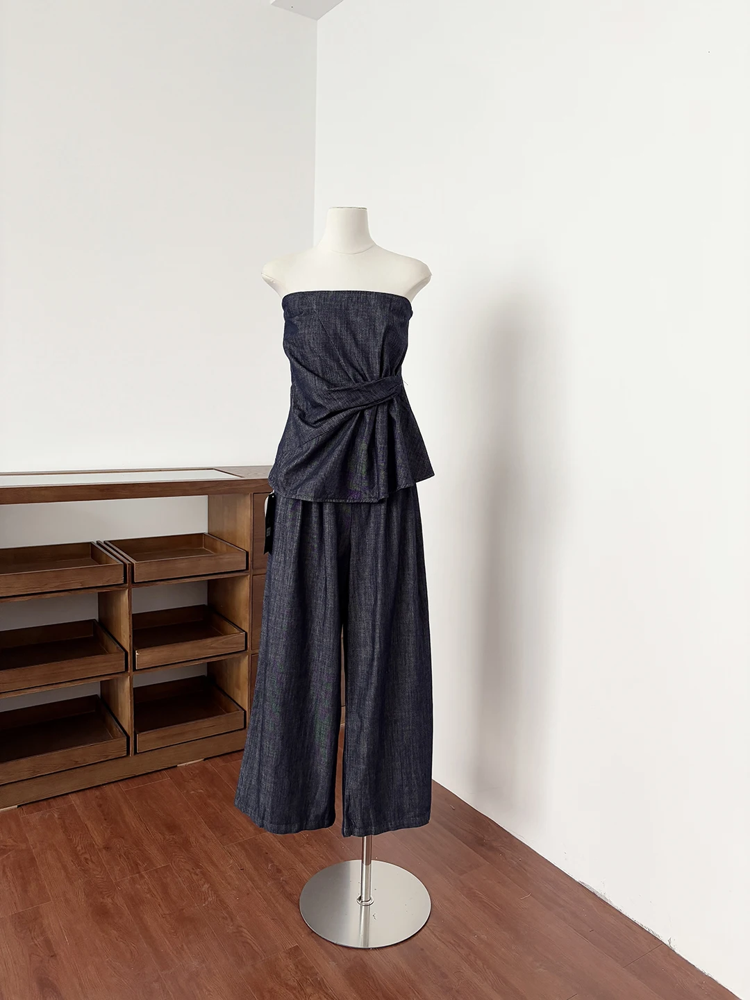 Summer 2026 New Vintage Hong Kong Style Tube Top Tank Top High Waist Wide Leg Pants Asymmetric Set Women's Fashion Ensemble
Summer 2026 New Vintage Hong Kong Style Tube Top Tank Top High Waist Wide Leg Pants Asymmetric Set Women's Fashion Ensemble