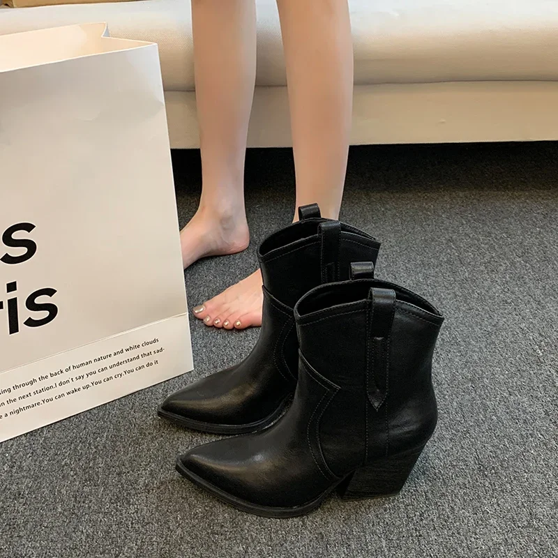 Женские ботинки челси с острым носком, модная обувь без застежек, сезон осень-зима, женские короткие ботинки на толстом высоком каблуке
Женские ботинки челси с острым носком, модная обувь без застежек, сезон осень-зима, женские короткие ботинки на толстом высоком каблуке