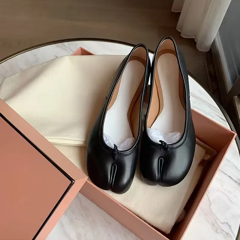 fashion Women Split-Toe Shoes New Soft-Soled Pig's-Foot Shoes Niche Flat Shoes Simple Slimming Ballet Flats
fashion Women Split-Toe Shoes New Soft-Soled Pig's-Foot Shoes Niche Flat Shoes Simple Slimming Ballet Flats