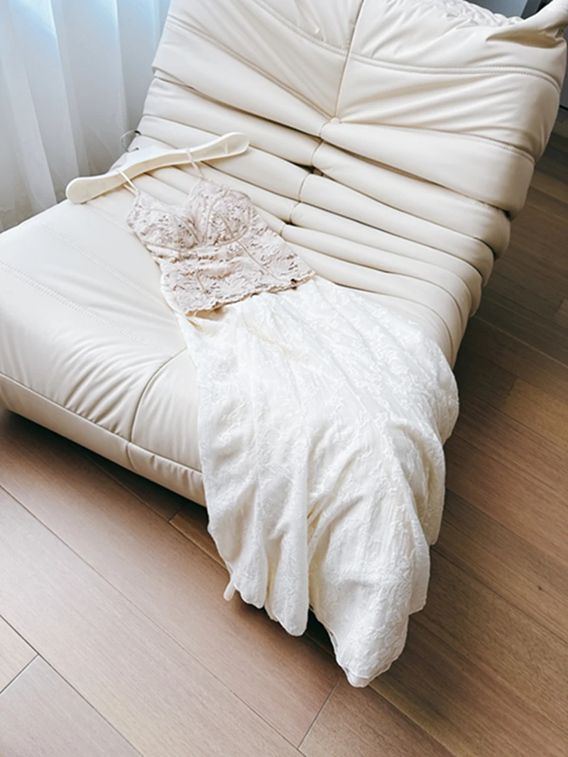 Комплект из двух предметов: кружевной топ с V-образным вырезом и юбка с вышивкой, завышенной талией и эффектом «рыбий хвост»
Комплект из двух предметов: кружевной топ с V-образным вырезом и юбка с вышивкой, завышенной талией и эффектом «рыбий хвост»